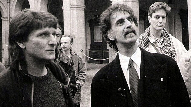 Frank Zappa v doprovodu Milana Jakobce (vlevo)