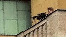 Střelec na střeše budovy Filozofické fakulty UK.
