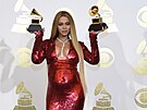 Zpvaka Beyoncé v záivých ervených atech s odváným výstihem