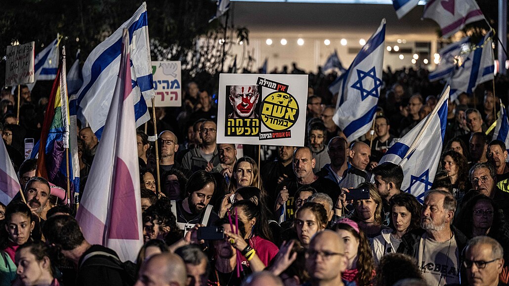 Vláda zla! skandovali demonstranti v Tel Avivu pi sobotním protestním prvodu...