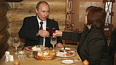 Ruský prezident Vladimir Putin a jeho ena Ljudmila v restauraci bhem...