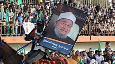 Píznivec Karadáwího drí jeho portrét na shromádní Hamásu, svolaném na...