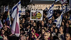 Vláda zla! skandovali demonstranti v Tel Avivu při sobotním protestním průvodu...
