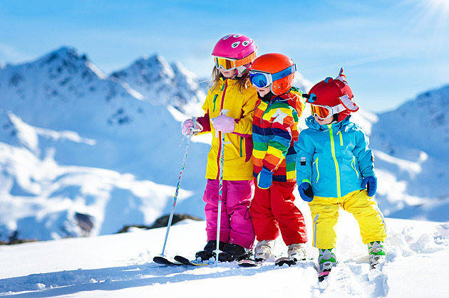 Jak si zajistit budoucí generace zákazníků. V Alpách učí nejmenší děti lyžovat zdarma