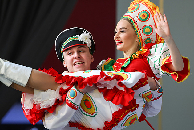 Rakety, ledoborce a šťastná rodina. Miliony Rusů zaplavily patriotickou výstavu, v pavilonu o Krymu nebylo k hnutí