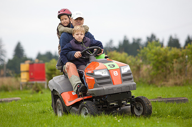 Zahradní traktůrek jako moped. Za elektrokoloběžky a další vozítka se od jara bude platit povinné ručení