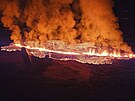 Pohled na lávu pi erupci sopky poblí msta Grindavík na Islandu. (nedle 14....