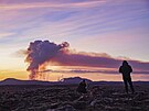 Lidé sledují, jak vybuchla sopka poblí islandského msta Grindavík. (nedle...