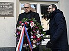 Ministr kolství Mikulá Bek (vlevo) uctil památku Jana Palacha, který se v...