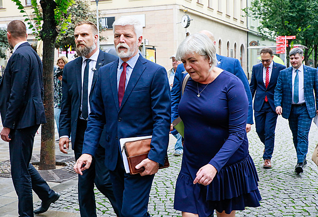 Konec kancléřky. Co může stát za koncem ženy, kterou k prezidentu Pavlovi přivedl „přítel po boku“