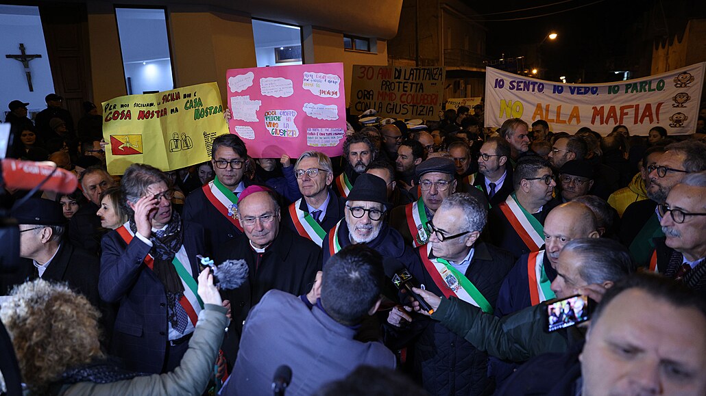 Demonstrace proti mafii prola sicilským pístavním mstem Trapani práv ped...