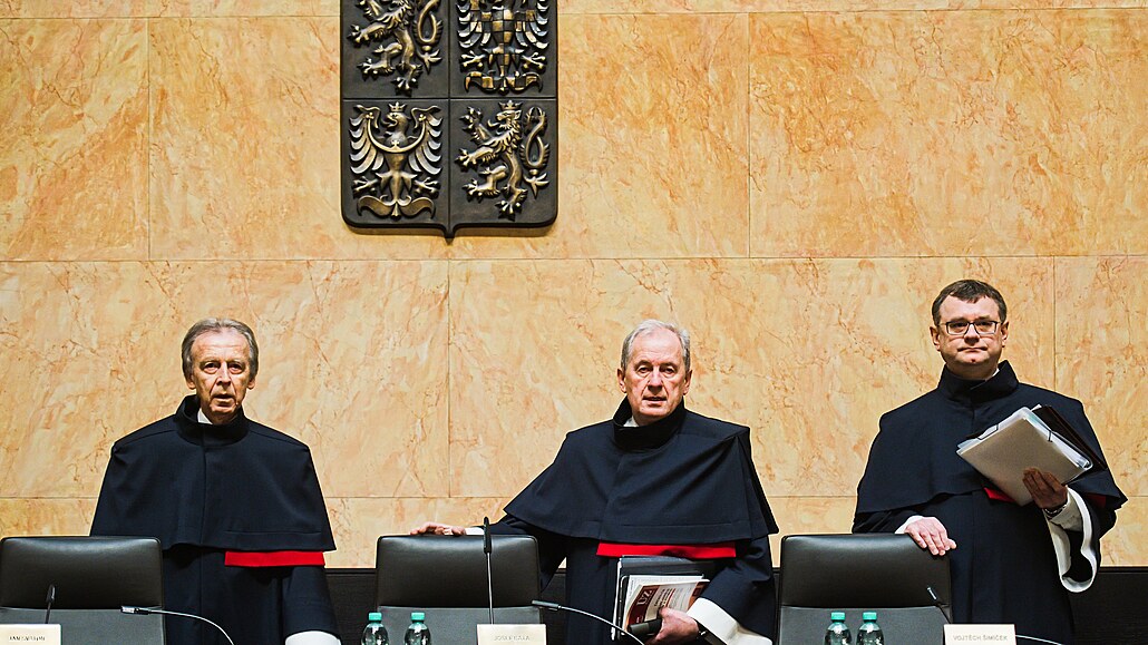 P�edseda Ústavního soudu Josef Baxa (uprost�ed), soudce Jan Svato� (vlevo) a...