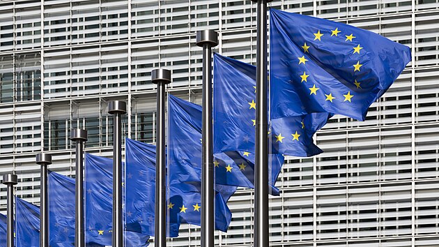 Vlajky EU před sídlem Evropské komise v Bruselu.