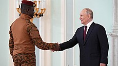 Prezident Burkiny Faso Ibrahim Traoré se zdraví s ruským prezidentem Vladimirem...