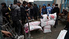 Ú�ad OSN pro palestinské uprchlíky pomáhá s dodávkami základních potravin a...