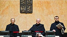 Předseda Ústavního soudu Josef Baxa (uprostřed), soudce Jan Svatoň (vlevo) a...