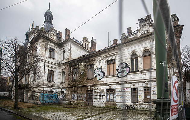 Dočká se „budova hanby“ opravy? Památkově chráněné Nádraží Vyšehrad bude mít nového majitele