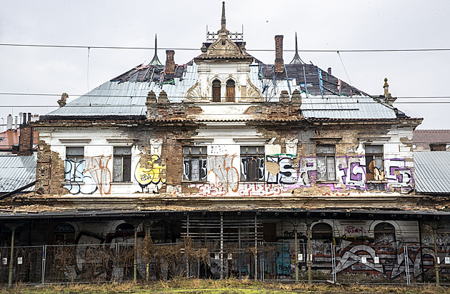 Zchátralé nádraží Vyšehrad má nové majitele, slibují „hezký projekt“ mikrobytů