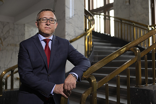 Sazby musejí dolů, ale otázka je, jak prudce, říká radní ČNB Holub. Co čeká od příštího jednání centrální banky?
