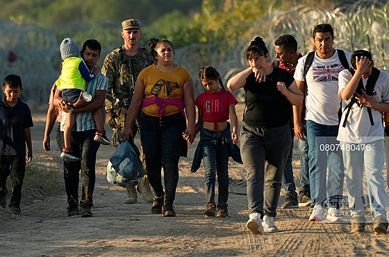 Migranti na americko-mexické hranici.