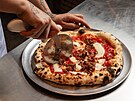 Pravidla jsou jednoduchá: za dobrou cenu tu dostanete vylad�nou pizzu,...