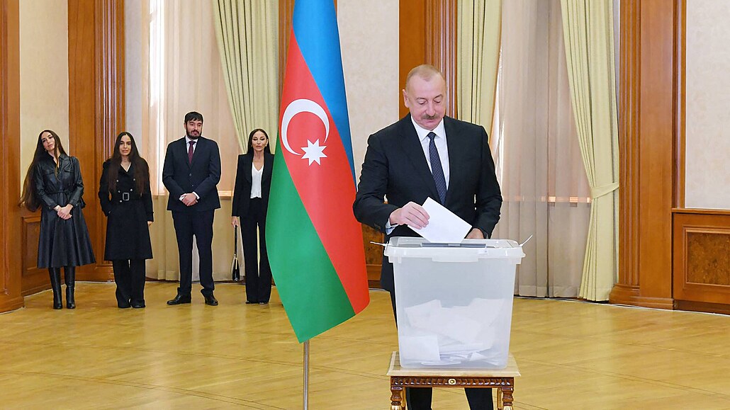 Ilham Alijev odevzdává svj hlas ve volební místnosti bhem ázerbájdánských...