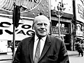 Oskar Schindler v prosinci roku 1967 na londýnském Piccadilly Circus