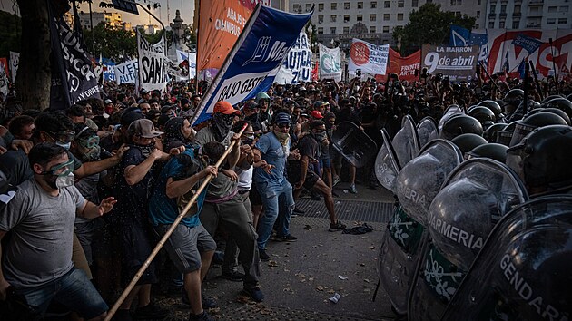 Protesty proti ekonomickm reformm prezidenta Javiera Mileie ped Nrodnm kongresem v Buenos Aires (1. nora 2024)