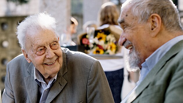 František Černý s Karlem Schwarzenbergem na oslavě svých devadesátin, snímek z roku 2021.