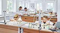 P�ímo v Glashütte pak krom� úst�edí v bývalém nádra�í sídlí i Chronometrie,...