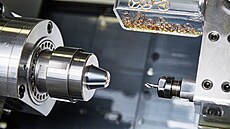 P�ímo v Glashütte pak krom� úst�edí v bývalém nádra�í sídlí i Chronometrie,...