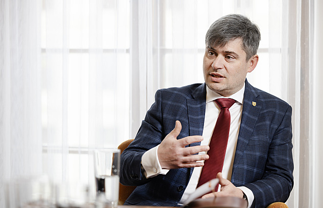 Euro jsme nevytáhli v něčím zájmu, říká Pavlův politický poradce. Kdo jiný by to měl připomenout než prezident?