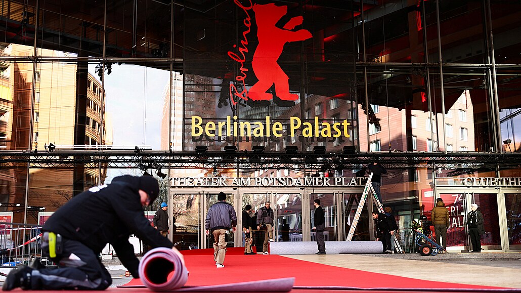 ervený koberec ped Berlinale Palast u je rozvinut