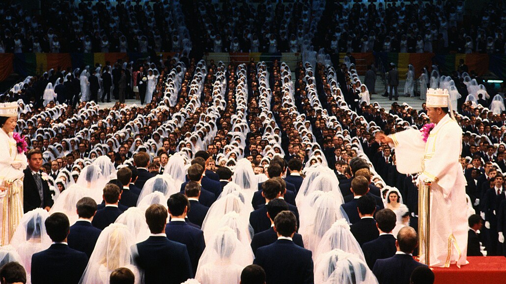 Son-mjong Mun oddává 22 tisíc pár pívrenc své sekty na hromadné svatb v...