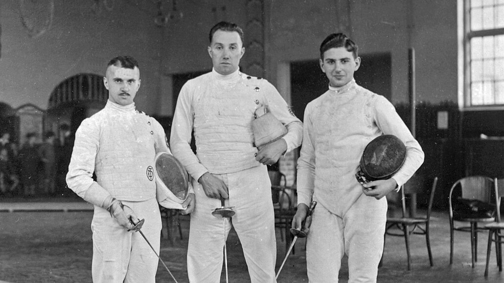 V roce 1933 mladý Nicholas Winton (vpravo) získal pilotní prkaz, závodn...