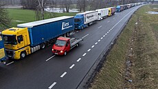 Poltí farmái pi protestech zablokovali na hraniních pechodech ukrajinské...