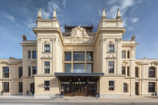 Nádraží „uklidili“ architekti. Stoletá budova v Českých Budějovicích prokoukla a zbavila se vizuálního smogu