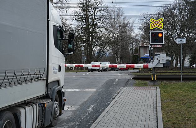 Přejezdy začaly sledovat první automatické kamery. Odhalily stovky přestupků, řidičům hrozí velké postihy