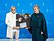 Íránští herci Esmaíl Mehrabi a Lili Farhadpúrová na Berlinale s portréty...