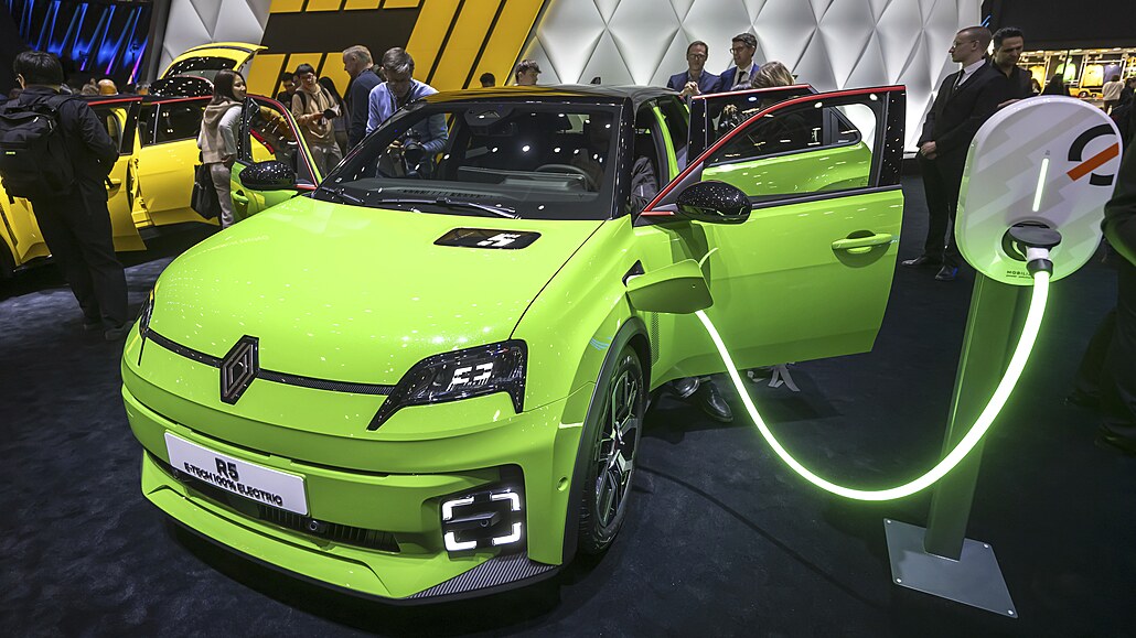 Elektrický Renault 5 na autosalonu v enev 2024.