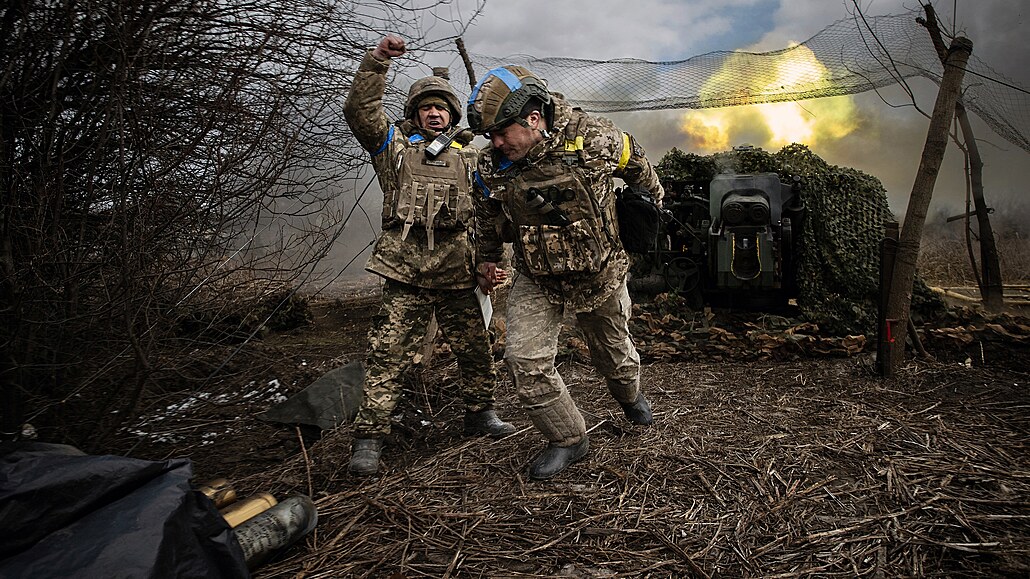 Ukrajintí dlostelci, kteí se potýkají s nedostatkem munice, odráejí...