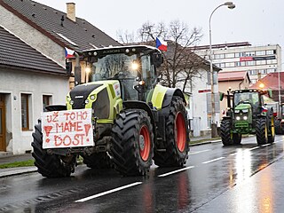 Nespokojení zemědělci se sjíždí s traktory a jinými stroji od Kutné Hory ke...