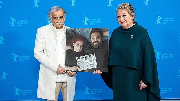 Írántí herci Esmaíl Mehrabi a Lili Farhadpúrová na Berlinale s portréty...