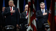 Christopher Wray (vpravo) byl jmenován ředitelem FBI v roce 2017 tehdejším...