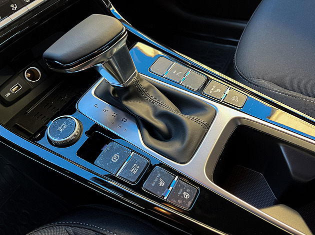 Auta s manuálem mizí z Česka, některé oblíbené modely už se s ním ani nevyrábí. Proč začal kralovat automat?
