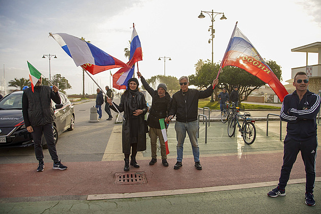 „Bojujeme proti rusofobii.“ Itálií se prohání prokremelský Východní vítr, tlumočí Putinovu propagandu