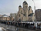 Lidé se shromaují ped kostelem v Moskv, kde uskutení poheb s opoziním...