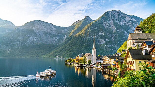 Dachstein Salzkammergut. Hallstattsk� jezero m�v� v l�t� p��jemn�ch 23 stup��.