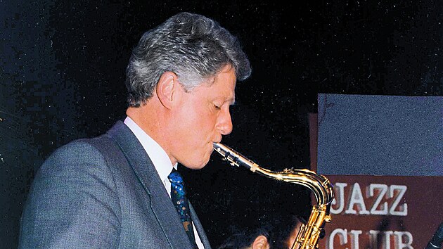 Do eska ponkolikt. Nejznmj nvtva Billa Clintona probhla v roce 1994, kdy v doprovodu tehdejho prezidenta Vclava Havla a velvyslankyn USA Madeleine Albrightov navtvit pivnici U Zlatho tygra a zahrl na darovan saxofon v jazzklubu Reduta (na fotce).