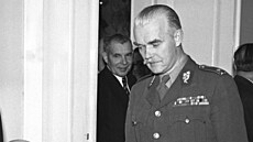 Divizní generál Miroslav Miklík (vpravo) pi svém odchodu do výsluby v roce...